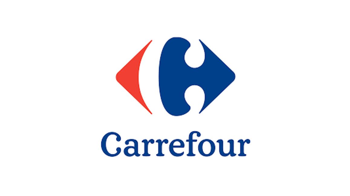Logotipo de Carrefour con una "C" estilizada en azul, situada entre flechas rojas y blancas, y la palabra "Carrefour" escrita debajo en azul sobre fondo blanco.