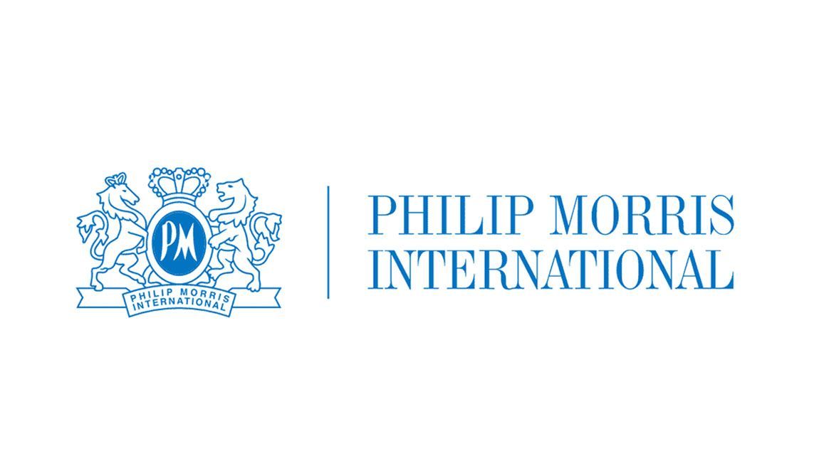 Logotipo azul de Philip Morris International con un escudo en el que figuran dos leones y las iniciales "PM", junto al nombre de la empresa "Philip Morris International" en letras mayúsculas azules sobre fondo blanco.
