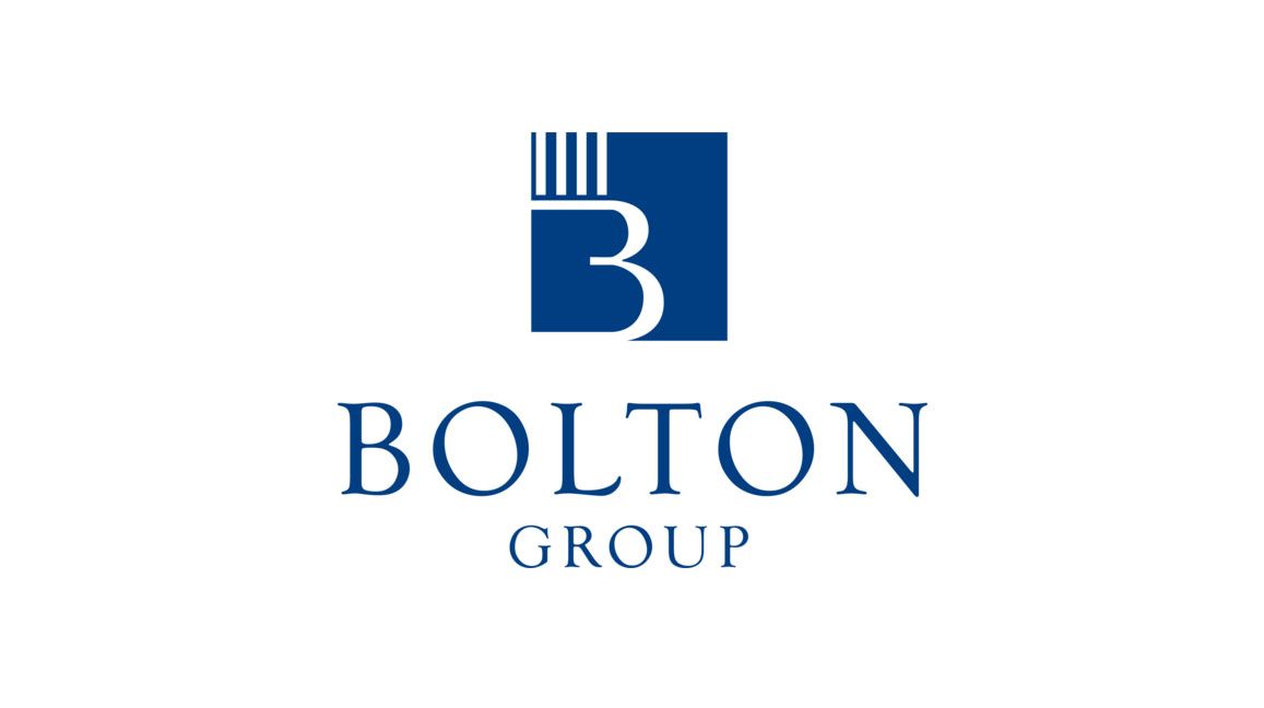Logotipo azul y blanco de Bolton Group con una letra "B" estilizada dentro de un cuadrado azul sobre las palabras "BOLTON GROUP" en elegante fuente azul sobre fondo blanco.