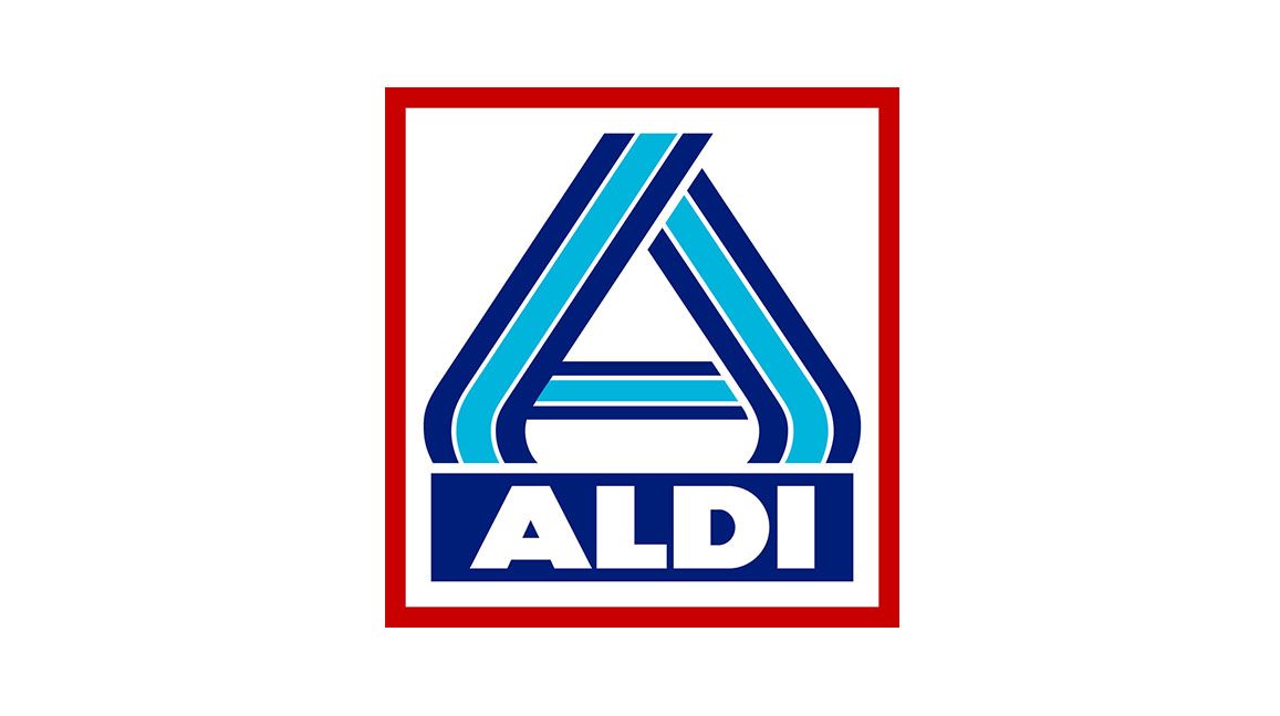 La imagen muestra el logotipo de ALDI, con una "A" azul estilizada con rayas azul claro dentro de un rectángulo de borde rojo. La palabra "ALDI" aparece en letras blancas en negrita sobre un fondo azul debajo de la "A".