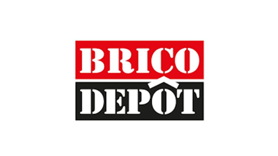 El logotipo de Brico Dépôt con "BRICO" en letras blancas de plantilla sobre fondo rojo, encima de "DÉPÔT" en letras blancas de plantilla sobre fondo negro, con una forma de tejado blanco encima de la letra "O".